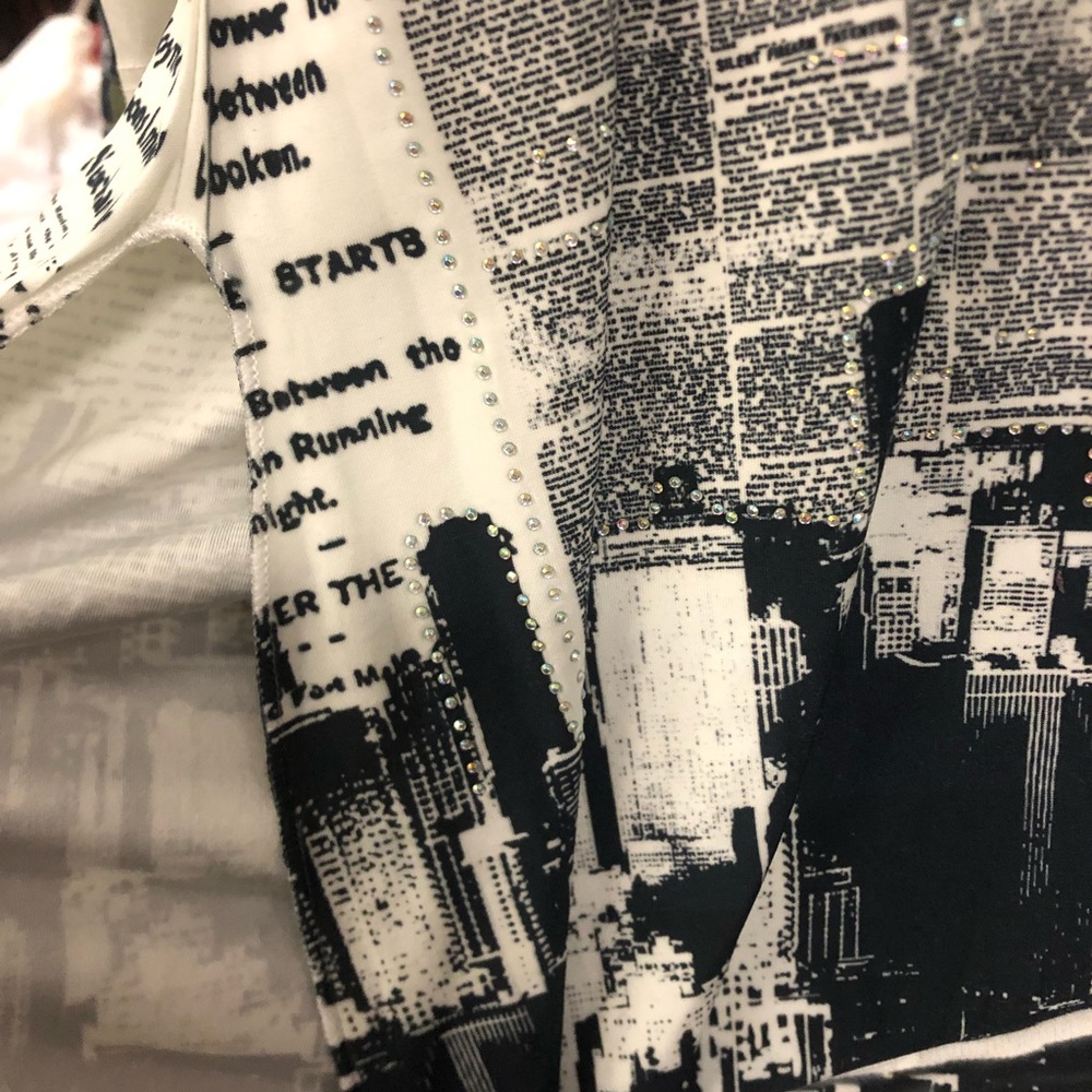 Pretty woman plus size, New York Times print scoop neck, 3/4 sleeve top - Picture 8 of 8
